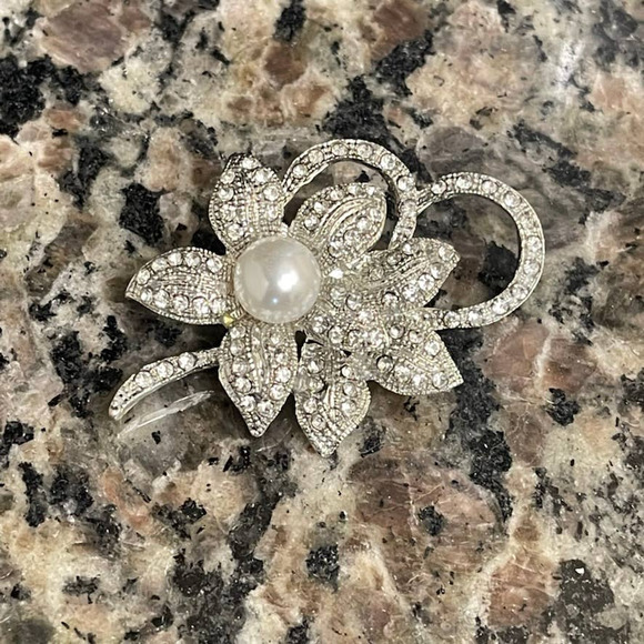 NWT Elegant Faux Pearl Brooch Luxury Embellished Fashion Flower Pin - Picture 6 of 8